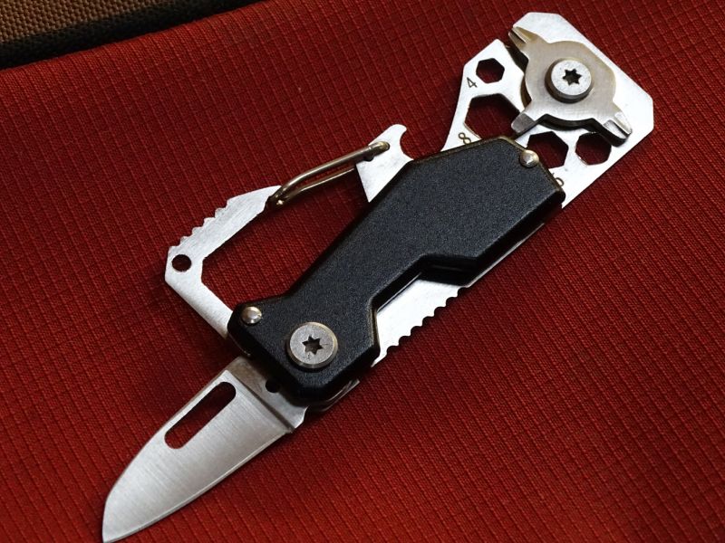 ROSECA váží 40 gramů. Délka v zavřeném stavu je 80 mm, v otevřeném pak 117 mm. Ostří má délku 33 mm. Šířka je 40 mm a výška 10 mm. ROSECA je tak svojí délkou a šířkou menší než běžně známá platební karta.