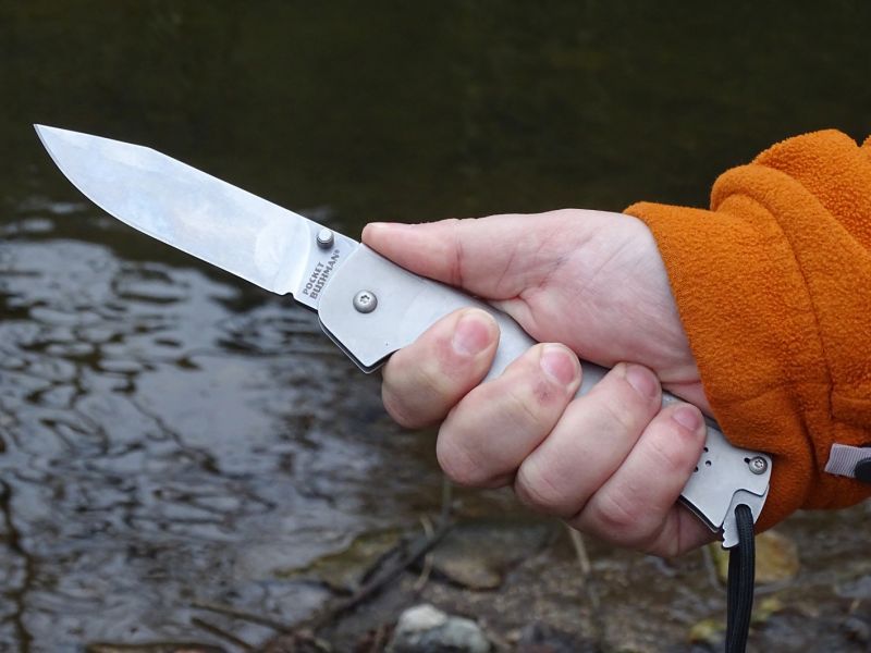 Čepel nože je tvarována pro nejuniverzálnější použití nože. Nakrájíte s ním chleba, stáhnete králíka, ale také naštípete kousky dřeva na podpal.