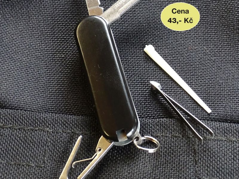 Vůbec nejmenším zavírákem, doslova spíše zavíráčkem je multifunkční zavírací nůž Castilla. Zavřený nůž měří na délku 60 mm. Je 22 mm široký a 8 mm vysoký. Hmotnost nožíku je 21 gramů. Obsahuje nožovou čepel o délce 33 mm, dále malinké nůžky a pilník na nehty. Pod střenkami má dále zasunuté párátko a malou pinzetu. Nůžky jsou tak akorát na nit nebo list papíru a nevýhodou je pak špatné držení nástrůjků pod střenkami nožíku – o ty zřejmě brzy přijdete (ztratíte je). Ovšem cena nožíku je pouze 43,- Kč.