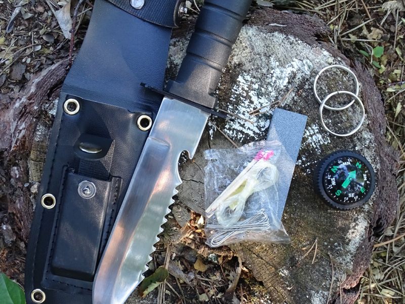 I tento „socialistický“ Rambo nožík měl ve své duté rukojeti schovanou soupravu pro přežití.