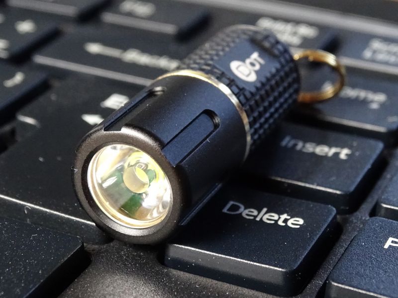 Celkový pohled na dobíjecí micro svítilnu. Její celková délka je 41 mm, průměr je 15 mm a hmotnost jenom 14 g. Svítilna je nárazuvzdorná a snese pády na tvrdý povrch až z výšky 2 m.