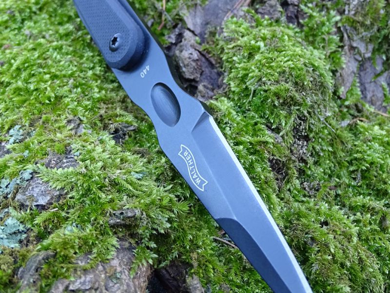 Kompaktní a snadno ukrytelný Walther MDK je vyroben z velmi kvalitní nerezavějící oceli 440A (celé kovové tělo nože vč. ostří) a dvou polymerových dílů (G10) rukojeti. Celková délka nože je 148 mm, šířka 14 mm a výška 10 mm. Délka ostří je 52 mm a její síla 2,5 mm. Hmotnost nože je pouhých 39 gramů (bez pouzdra).