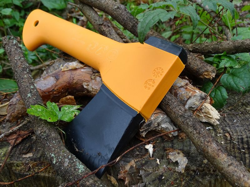 Nejmenší sekerka od Fiskars je striktně účelová a nenajdete na jejím designu nic, co by k ničemu nebylo.