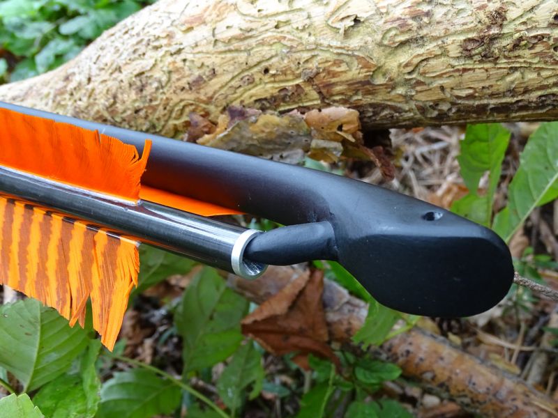 Na detailu je krásně vidět jakým způsobem je šíp zaklesnut v páce atlatlu. Na konci šípu je vytvořena prohlubeň, která se nasouvá na trn, naopak vytvořený na zadní časti těla páky.