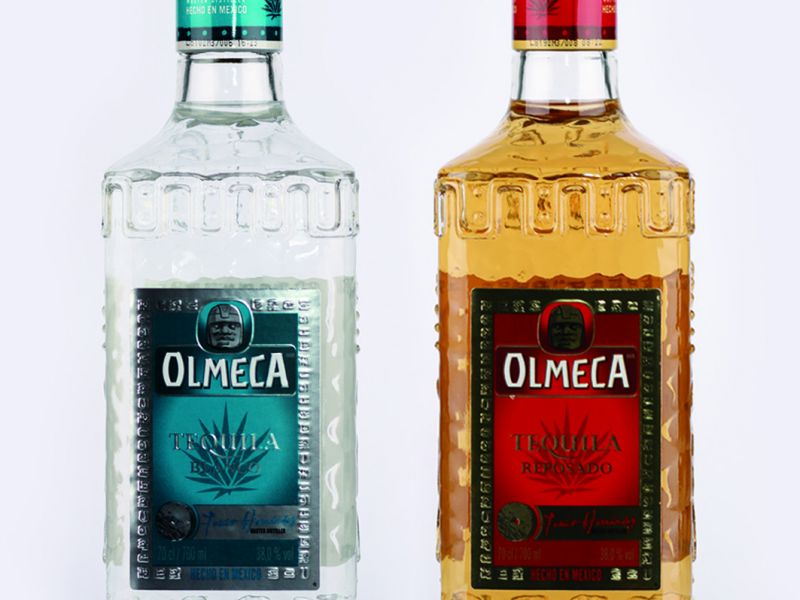 Levnější varianty tequily vyrobené z alespoň 51% agávových cukrů, tzv. stříbrná a zlatá. Zlatá je navíc pouze dobarvena karamelem. Alespoň u nás se takto označují. V Mexiku je to čistá tequila (Blanco), která vzniká z druhé destilace 100% agáve a je ihned láhvována do sklenic (stříbrná), anebo tzv. uleželá, kdy je zlatavá barva dosažena ležením na dubových sudech (zlatá).