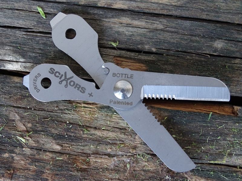 Víceúčelové nůžky jsou pěkně zpracované a vyrobené z kvalitního materiálu. Ve složeném stavu drží díky jednoduchému ocelovému kolíčku s pojistnou kuličkou.