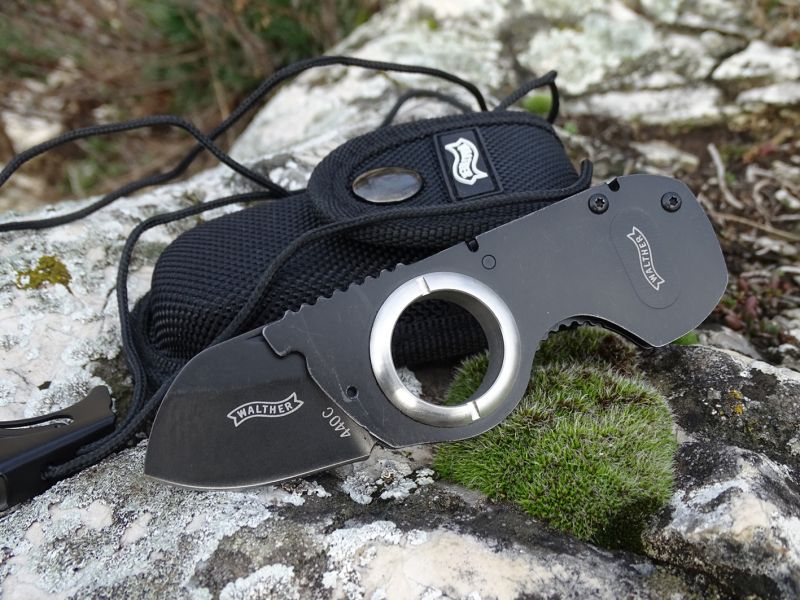 Nožík je dodáván včetně kvalitně provedeného pouzdýrka, které lze použít na opasku. Nůž tedy nemusí být nošen pouze na šňůrce na krku. Zavřený nůž je dlouhý 85 mm, otevřený pak 111 mm. Široký je 9 mm a vysoký 32 mm. Délka čepele dosahuje 38 mm a hmotnost nože je rovných 60 g.