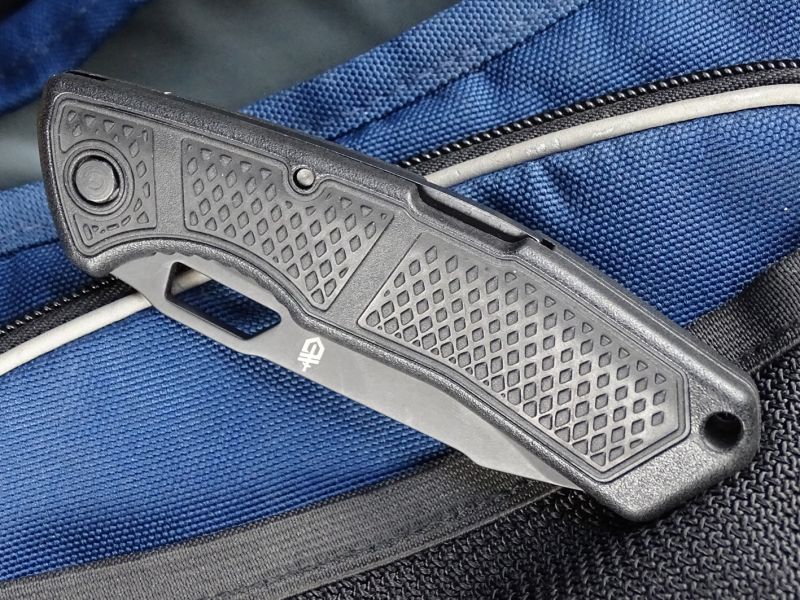 Zavřený zavírací nůž je dlouhý 115 mm. Kompozitová rukojeť je pokryta gumovou vrstvičkou se zdrsněním, které zajišťuje velmi dobré úchopové vlastnosti.