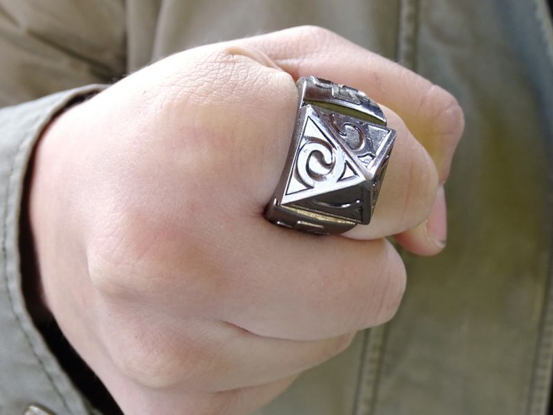 „Bojové“ prsteny můžete nosit běžně na ruce a na první pohled si jich nikdo ani nemusí povšimnout, pokud je nebudete moc dávat na obdiv.