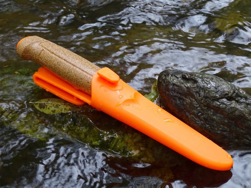 Pouzdro je celé plastové a je výhradně dodáváno v křiklavé oranžové (bezpečnostní) barvě. Na dolním konci pouzdra je vytvořen kruhový odtokový otvor.