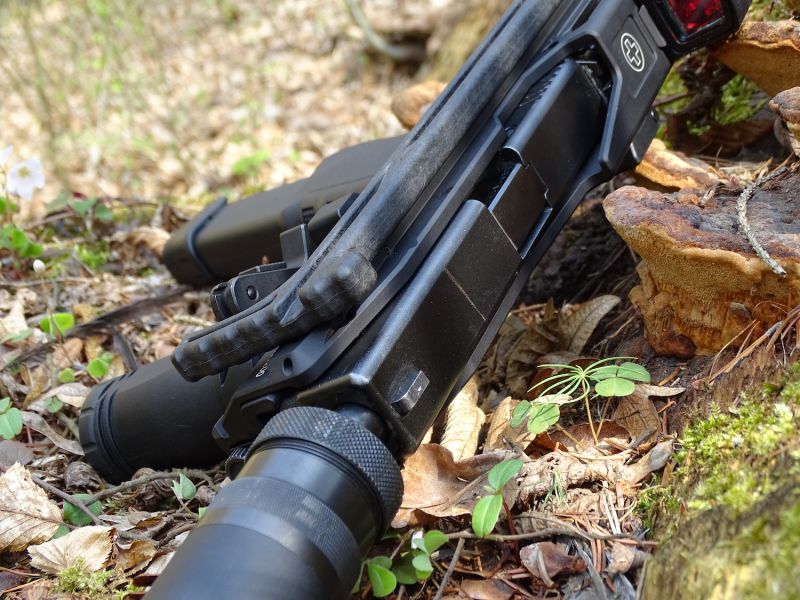 Z horního pohledu je dobře patrné, jak sklopená opěrná pažba přísně kopíruje zbraň s nasazenou konverzí tak, aby co nejméně překážela.