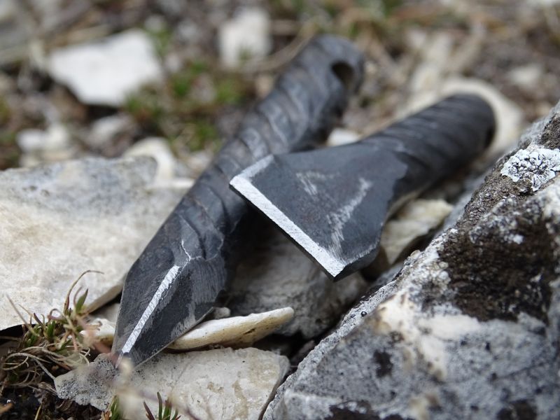 Majzlíky můžeme z roxorů vyrábět v podstatě v jakékoli velikosti a ve dvou základních typech hrotů – plochý a špičatý. Možná to tak na obrázku nevypadá, ale tyto sekáče jsou vyrobeny z roxoru o průměru pouhých 6 mm a jsou dlouhé jenom 50 mm. Ve svých koncích mají otvor, aby se daly nosit třeba na kroužku s klíči od domu.