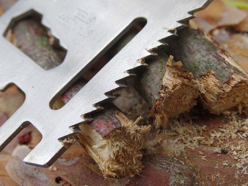 Pilkou na dřevo sice neuříznete bůhví co, ale drobné větve či dřevěné hranoly zvládne k vaší plné spokojenosti.