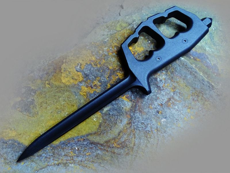 CHAOS je robustní kompozitová dýka, která již jen svým zjevem vzbuzuje zasloužený respekt u kohokoliv, kdo by měl zájem vám jakkoliv škodit.