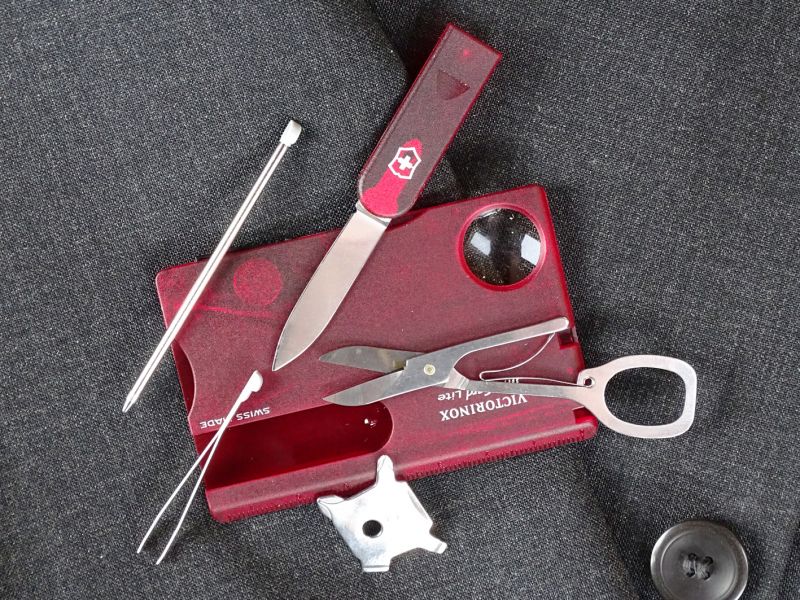 Kromě špendlíku jsem vytáhnul všechno ostatní – tedy osm nástrojů. Špendlík je devátej, pak svítilna, lupa a dvě verze měřítek. Tak to máme celkem třináct nástrojů v kartě Lite.