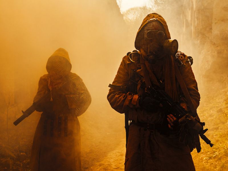 Být připraven na případný kolaps civilizace znamená být dobře vyzbrojen a vybaven nejrůznějšími ochrannými prostředky a stejně tak být na tom dobře fyzicky i psychicky.