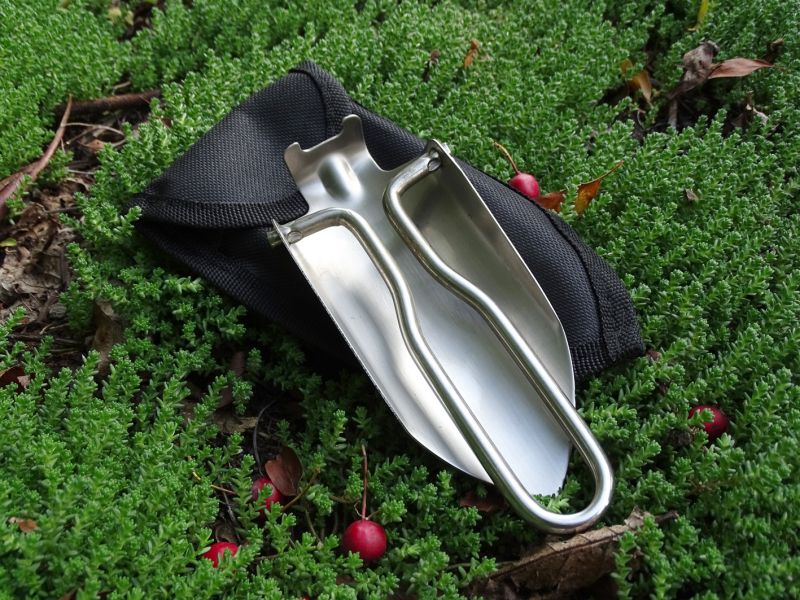 Složená lopatka zabere opravdu velmi málo místa: 145 mm na délku, 63 mm na šířku a 20 mm na výšku.