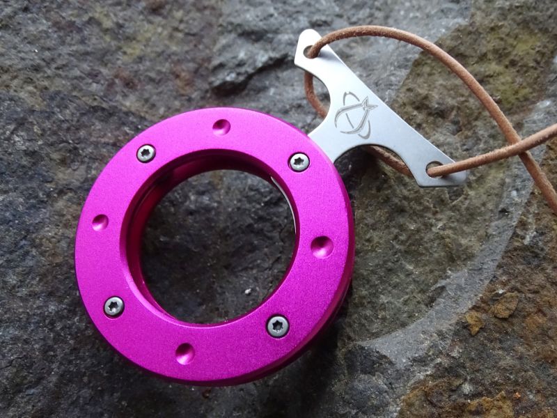 V zavřeném stavu tak, jak je nůž nošen nejčastěji na krku, opravdu ani v nejmenším nepřipomíná běžný pohotovostní nožík. Po otevření se nám již zjeví ono doposud ukryté ostří, které nemusí samozřejmě posloužit pouze k sebeobranným účelům, ale můžeme jej použít i k běžnému řezání. I když je pravda, že svým tvarem je určeno zejména pro boj. Stupňovité ostří pak dále zvyšuje pevnost tohoto pařátu. Celé tělo nože drží pohromadě čtyři šrouby a díky použitému duralu váží celý nůž pouze 26 gramů. Délka čepele je 48 mm a vnější průměr těla nože je 50 mm.