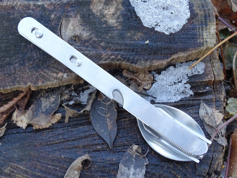 Velikostně bych příborovou sadu přirovnal k dětské velikosti (délka příborů je 160 mm, celková hmotnost všech tří kusů 58 g). Ono to stačí. Vždyť s nimi zase nebudete jíst každý den a ušetříte na velikosti i hmotnosti.