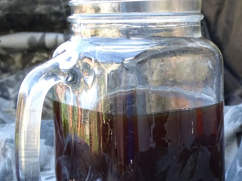 Jedinečnou výhodou kávy cold brew, je její příprava studenou cestou. Chutí je od normální kávy neroznatelná a nepotřebujete zdroj tepla. Také díky delšímu louhování obsahuje více kofeinu.