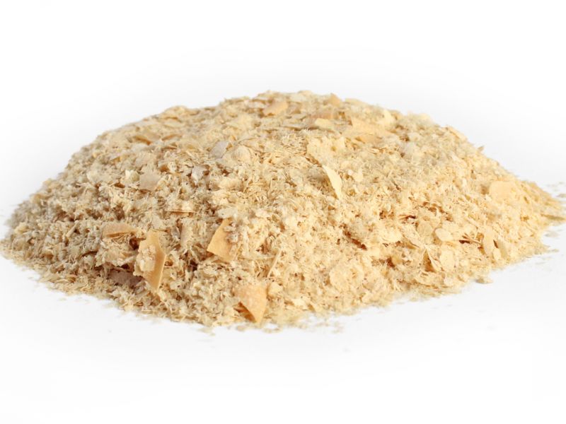 Lahůdkové sušené droždí, jak je nejčastěji nazýváno se dodává na trh v podobě nepravidelných vloček. Vypadají tak trochu jako dřevěné piliny, ale svou nutriční hodnotou je směle můžeme zařadit mezi moderní superpotraviny.