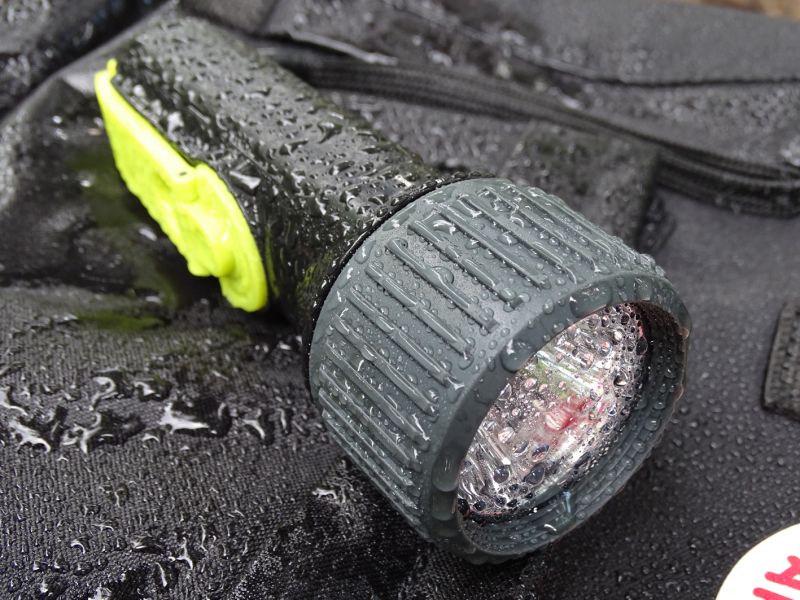 Poměrně masivní dynamová svítilna snese i hrubší zacházení, drobné rázy a je plně vodotěsná – snese až třicetiminutové ponoření do jednometrové hloubky.