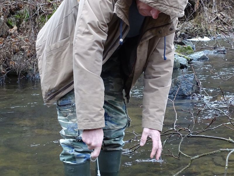 Takto nějak může vypadat lov harpunou Hawai. Harpunář si najde v říčce, potoku či třeba na okraji rybníka místo vhodné pro lov a posléze vyčká na svoji oběť – to je to místo, kam trpělivě nosí pravidelně návnadu, anebo se za svojí kořistí vydá sám...