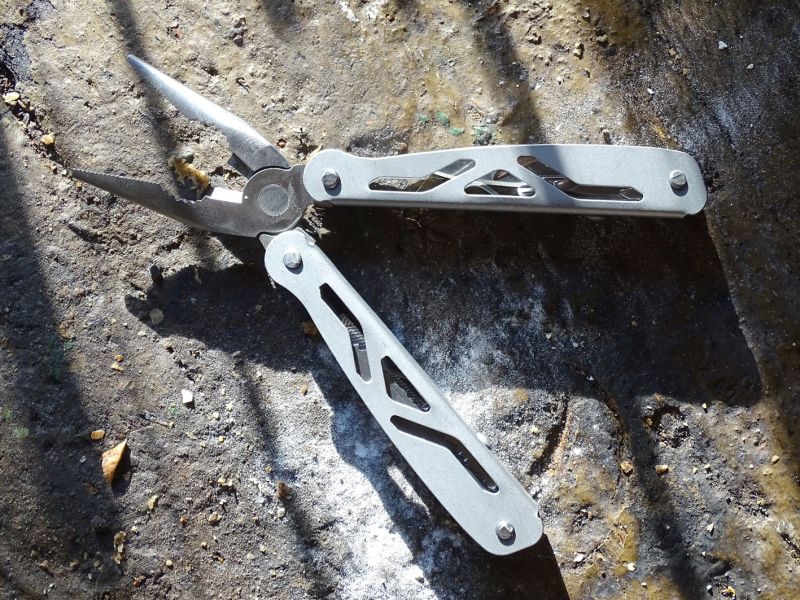 Víceúčelové kleště jsou vyrobeny celé z nerezové oceli. Mají délku v otevřeném stavu 157 mm, široké jsou 55 mm a vysoké 14 mm. Hmotnost kleští je 161 gramů.