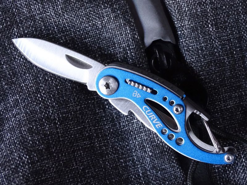 Nožík je fakt maličkatej. V otevřeným stavu s hlavní čepelí, která má délku ostří 33 mm, je jeho celková délka 90 mm. Hmotnost nožíku je 26 gramů. Hlavní čepel má pro dobré otevírání vytvořenu výraznou rýhu pro nehet palce.