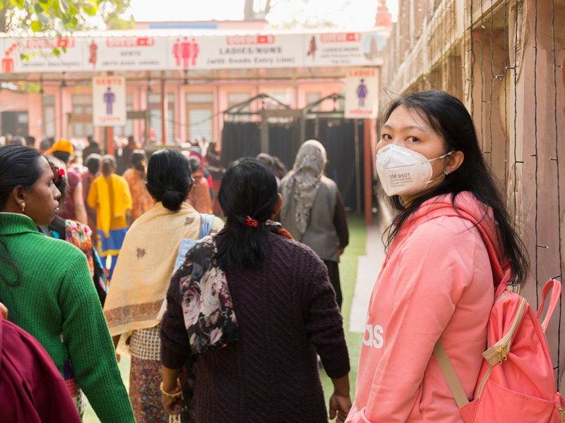 Vyhýbat se větším shromážděním či pohybů lidí je jedno z hlavních pravidel, jak se nenakazit v nakažených oblastech. Použití roušek nebo účinnějších respirátorů by mělo být samozřejmostí – tedy pokud se k nim včas dostanete. Pamatujte na to a mějte doma vždy alespoň nějakou základní zásobu.