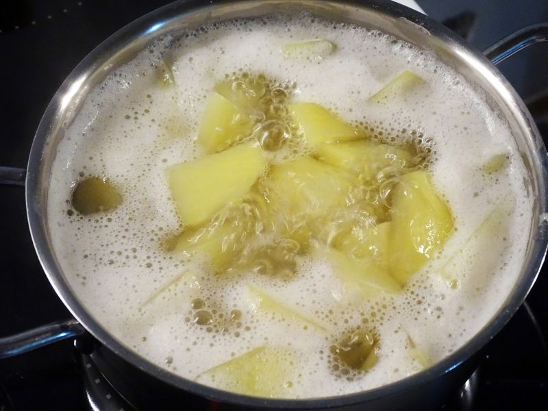 Nejčastěji vaříme zřejmě brambory oloupané. I takto se z nich do vody dostane celá řada minerálních látek a vitamínů a nemusíme při jejich přípravě řešit nejrůznější kazy na slupce.