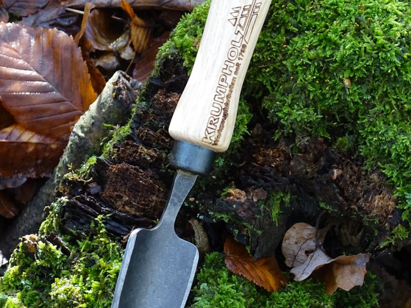 Takto vypadá zahradní lopatka od Krumpholze tak, jak ji koupíte v krámě. I takto je poměrně koukatelná a je vidět, že Němci i u takového drobného nástroje používají kvalitní materiál. Na čepel je použitá vysokouhlíková ocel o síle 2 milimetry. Lopatka je dlouhá 183 milimetrů a váží skromných 51 gramů.