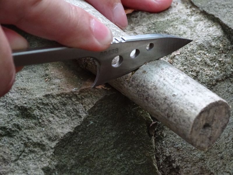 Nůž harpunového typu můžete běžně používat jako kterýkoliv jiný nůž.