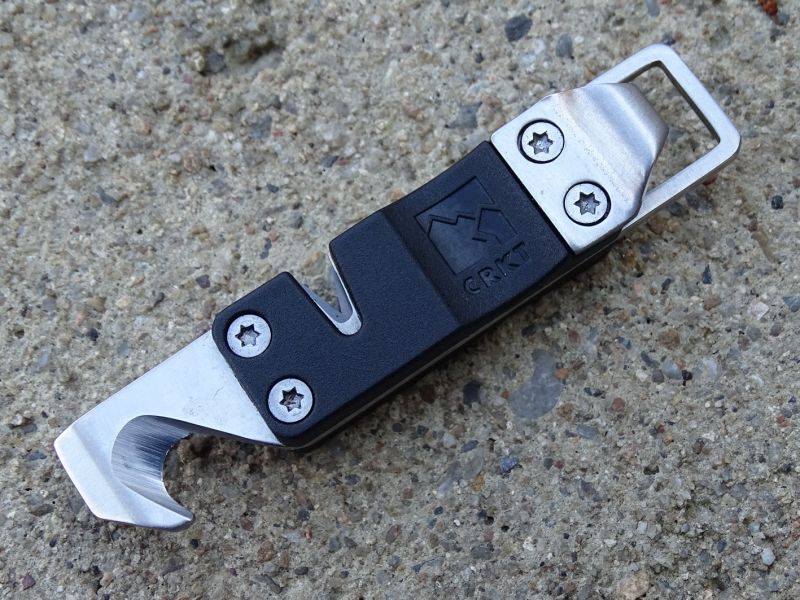 Pouze 67 mm dlouhý, 14 mm široký a vysoký a 17 g vážící přívěšek ve své konstrukci dále ukrývá slušný řezák a plochý šroubovák.