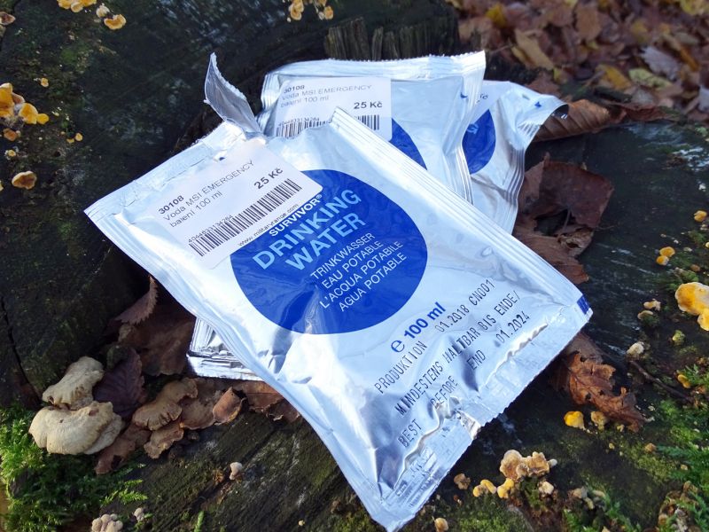 Sáčky s nouzovou dávkou vody vydrží poměrně neslušné zacházení a k jejich načnutí vám postačí prsty vašich rukou. Natrhněte a pijte...