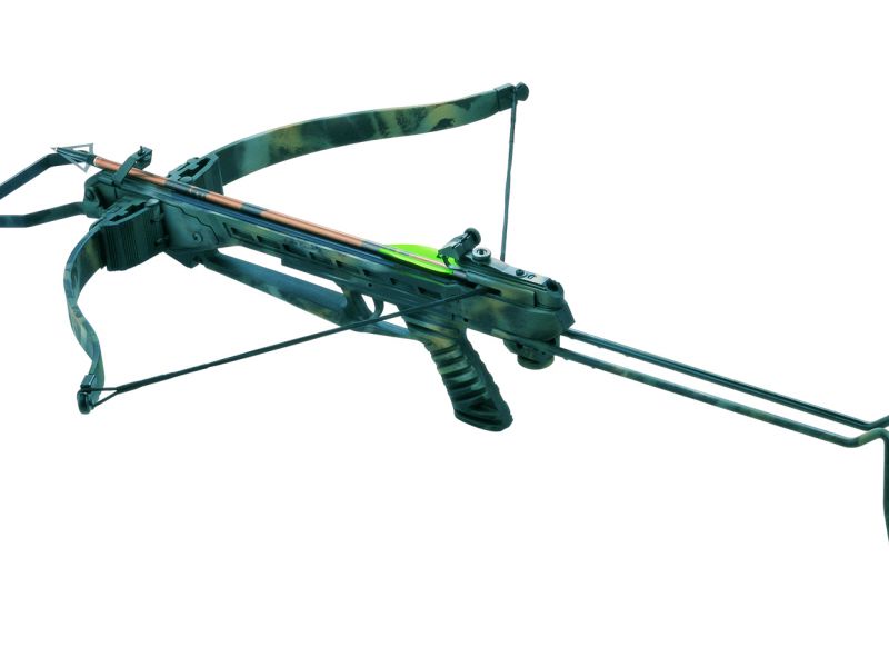 Celkový pohled na nataženou kuši Delta Storm s vysunutou ramenní opěrou a založeným šípem s loveckým hrotem. Díky polymero-duralovému tělu a drátěné ramenní opěře je hmotnost kuše pouze 2,3 kg.