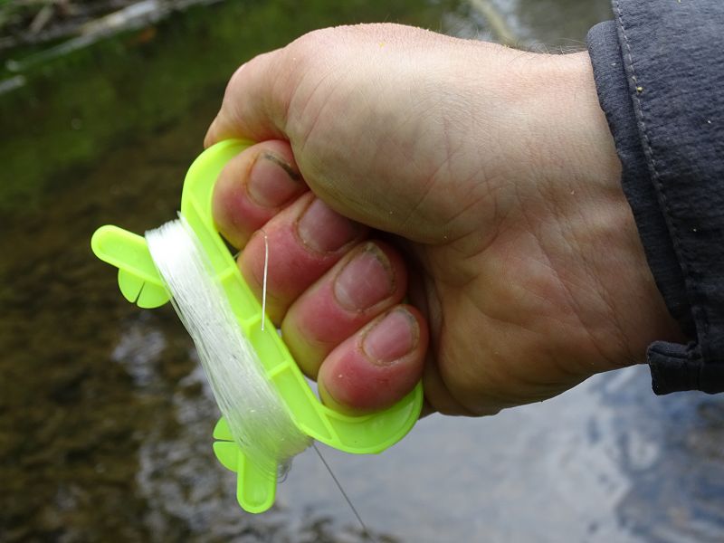 Úchop těla nouzové udice je více méně jediný možný a tak i začátečník s ním nebude mít žádný problém.