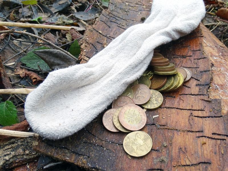 Pro vytvoření improvizovaného bijce můžete použít jakoukoli ponožku a jakékoliv kovové mince.