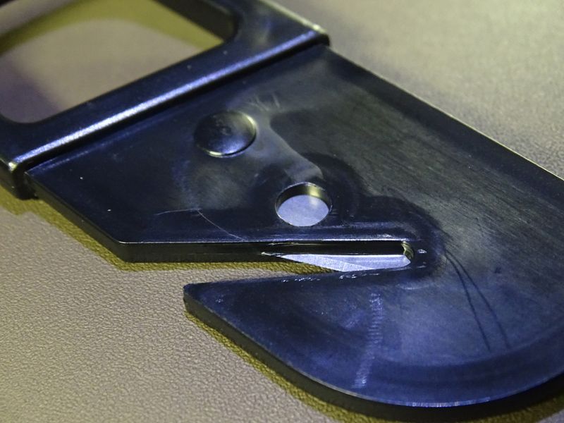 Konstrukce je absolutně jednoduchá, nabroušená a zakalená nerezová čepelka zalitá do černého plastu.