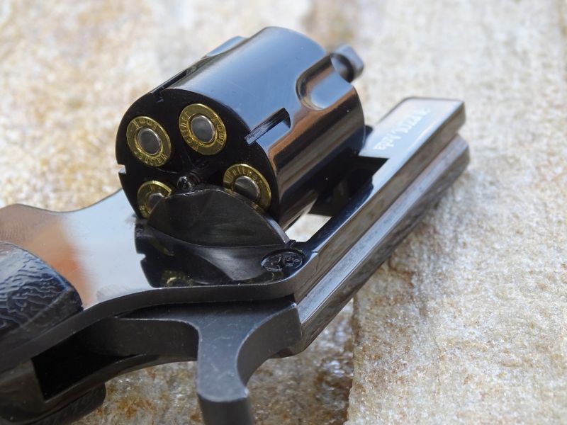 Pohled na vyklopený bubínek se zasunutým střelivem. Bubínek pojme 5 kusů nábojů