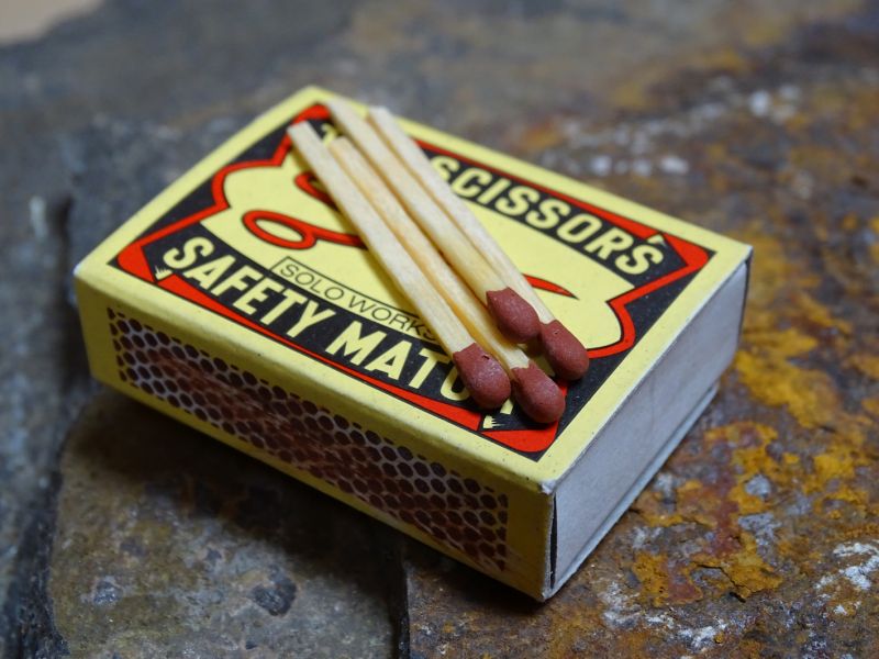 Klasické balení sirek v papírové krabičce. Zde vyobrazené sirky jsou staré již více než dvacet let a stále perfektně fungují.