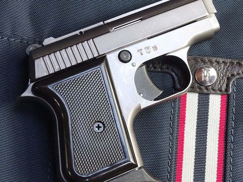 Celkový boční pohled na kapesní plynovku EKOL Tuna celokovové konstrukce s plastovými střenkami.