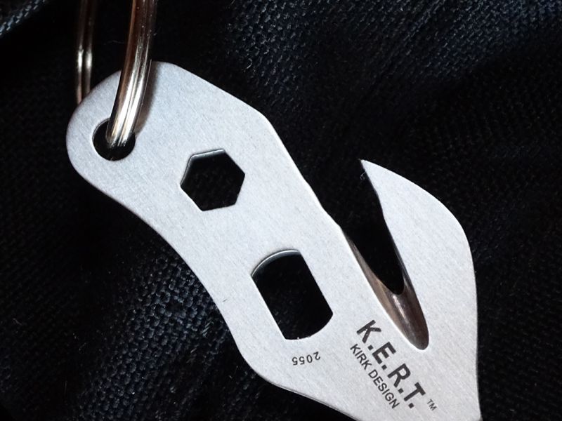 Velké závěsné oko se zprvu jeví jako zbytečné a člověk si řekne, že jej hned vymění za menší. Ale při řezání vám právě tento kroužek velmi výrazně pomáhá nástroj pořádně uchopit a táhnout.