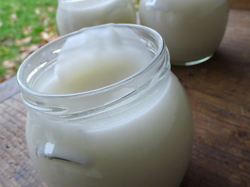 A proč vůbec zařazuju škvaření sádla a škvarků do našeho časopisu? To je jednoduché. Domácí kvalitní sádlo můžete v chladu a temnu skladovat kliďánko celý rok! Prostě do příští zabijačky. Nepotřebujete žádnou chladničku a máte sádlo pro pečení, smažení, ale i jen tak k namazání na chleba. Potřeba je také zmínit řadu zdraví přínosných vlastností sádla!