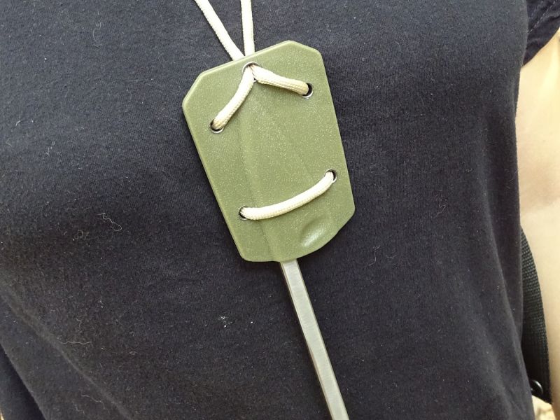 Pouzdro pro nošení nože na krku rozhodně nepatří mezi klady jinak kvalitního nástroje.