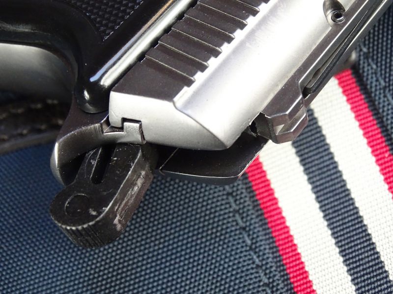 Jiný pohled na natažený kohout a masivní hledí. Vzhledem k použití plynovky jde opravdu o zbytečnost.