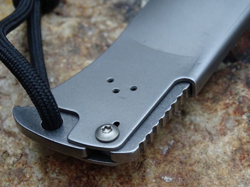 Detail na ovládací páku masivní pojistky, která bezpečně zajišťuje čepel proti nechtěnému zavření.