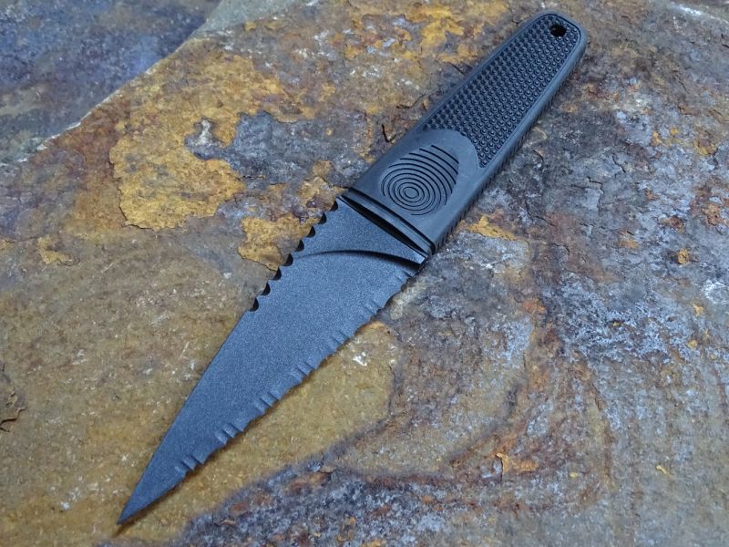 Designově jde o velmi povedený kousek vycházející z tradičního skotského nože. Čepel je ale zřejmě moc tenká a zatížení v testu nezvládla.