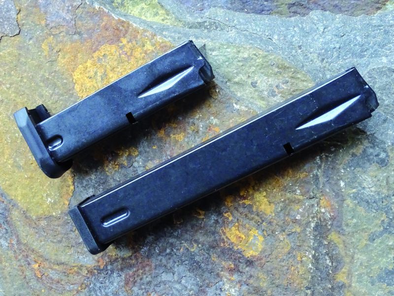 K pistoli se standardně dodává zásobník s kapacitou 14 nábojů. Kdo chce víc, může dokoupit zásobník se zvýšenou kapacitou 25 nábojů. Do prodlouženého zásobníku se jich reálně vejde 26.