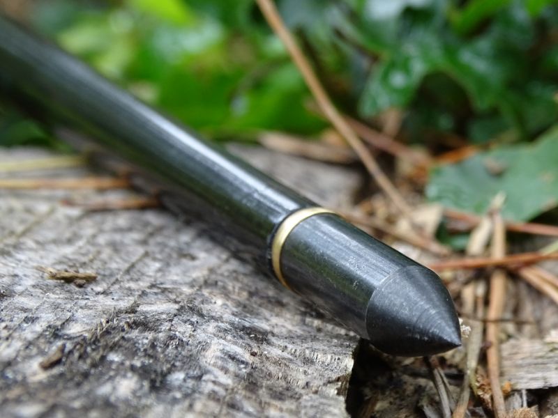 Standardně k atlatlu dodávaný ocelový terčový hrot o hmotnosti 125 grainů (8,1g). Válcový s klasickou kuželovitou špicí.